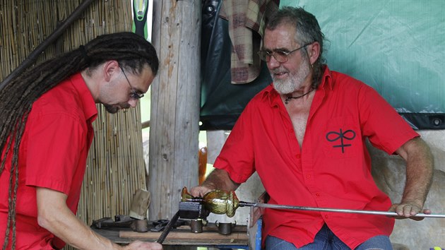 Dobron�nsk� skl�� Franti�ek Nov�k (vpravo) se u� �tvrtstolet� profesion�ln� zab�v� v�robou replik st�edov�k�ho skla. Vyr�b� pro Skandin�vii, tuzemsk� muzea �i milovn�ky historie.
