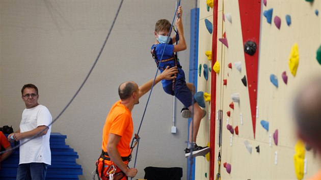 Nov sportovn hala v Novm Mst na Morav. Jej dominantou je velk horolezeck stna. Pvodn plny s n vbec nepotaly, te jsou ale vichni rdi, e ji horolezci protlaili. O lezen je okamit od oteven sportovit enormn zjem.