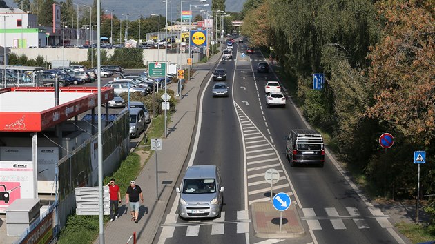 Přechody pro chodce ve Všebořické ulici v Ústí nad Labem u obchodních center Lidl a Kaufland, kde dochází k mnoha dopravním nehodám. (23. září 2020)