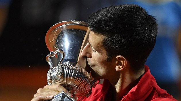 Novak Djokovi s trofej pro vtze turnaje v m.