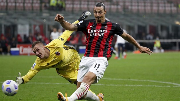 Zlatan Ibrahimovic z AC Miln v anci, jeho pokus se sna zlikvidovat brank Boloni Lukasz Skorupski.