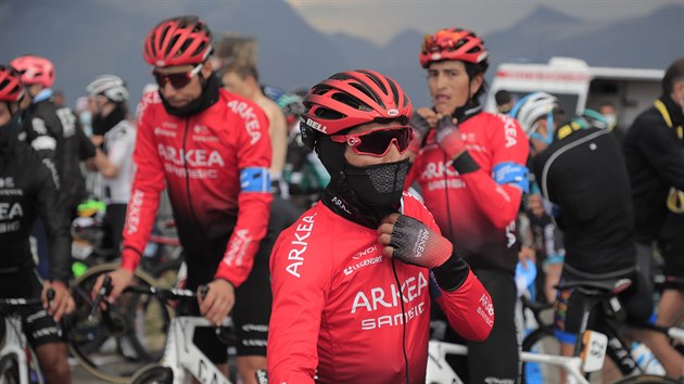 Jezdci tmu Arka-Samsic v ele s  Nairem Quintanou oblkaj teplej svrky v cli sedmnct etapy Tour de France.