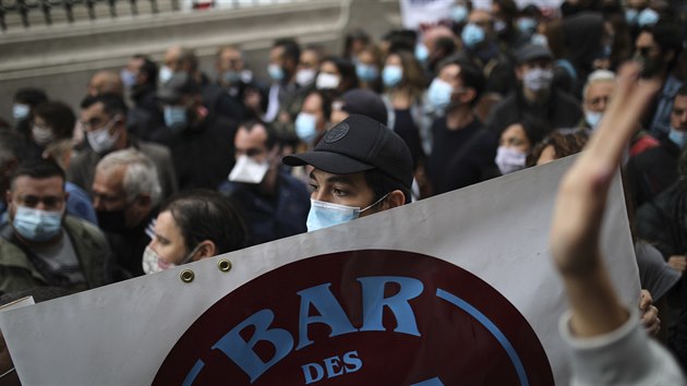 Lidé ve francouzském přístavu Marseille protestovali proti vládnímu nařízení o uzavření barů a restaurací kvůli šíření koronaviru. (25. září 2020)