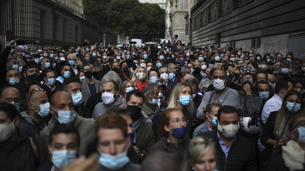 Lidé ve francouzském přístavu Marseille protestovali proti vládnímu nařízení o uzavření barů a restaurací kvůli šíření koronaviru. (25. září 2020)