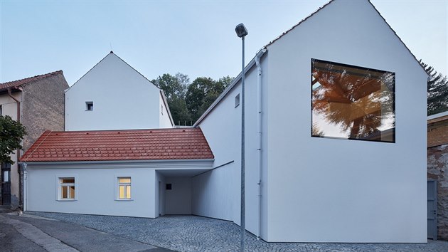 V�t�z kategorie Novostavba (+ absolutn� v�t�z): d�m s vla�sk�m krovem v pra�sk�ch Jinonic�ch. Auto�i: Barbora Weinzettlov�, Ji�� Weinzettl a Veronika Indrov�, studio Atelier 111 architekti