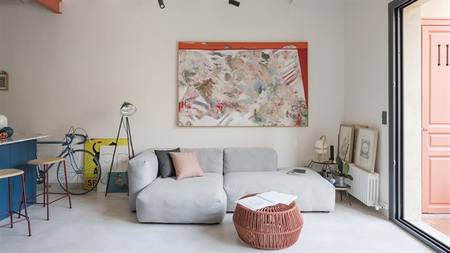 Pohodlné sofa Mags je od skandinávského výrobce Hay. Autorem malby zavěšené nad ním je architektův otec a výtvarník Piero Serboli.