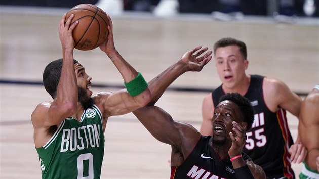 Jayson Tatum (vlevo) z Bostonu se chyst zakonit, brn mu v tom Bam Adebayo z Miami.