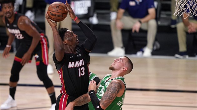 Bam Adebayo z Miami zakonuje pes brncho  Daniela Theise z Bostonu.