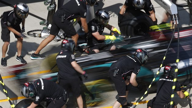 Valtteri Bottas z Mercedesu v boxech bhem trninku na Velkou cenu Ruska F1.