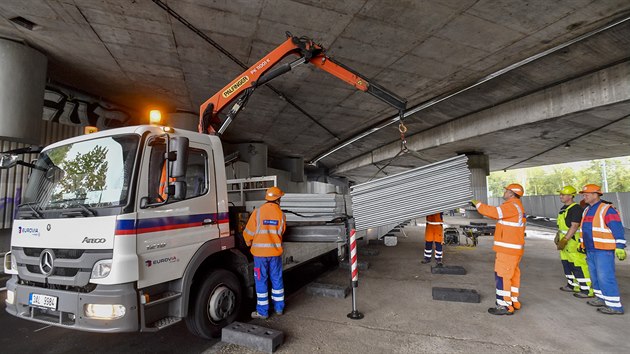 Dělníci zahájili 29. září 2020 v Praze rekonstrukci Barrandovského mostu.