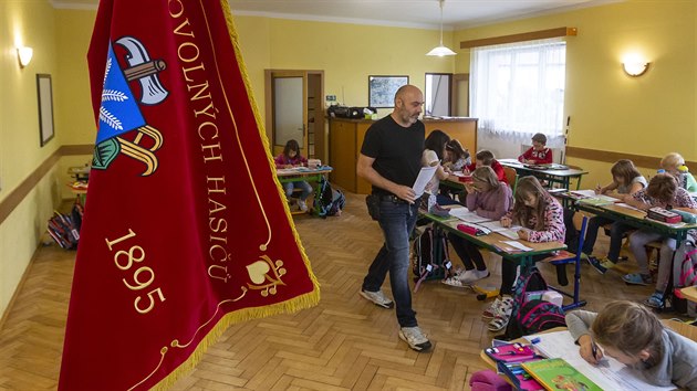 V zkladn kole v st na Perovsku nen kvli rozshl pestavb mon vuka, dti se proto u v provizornch prostorch, mimo jin teba sle v mstn hasisk zbrojnice.