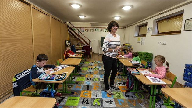 V základní škole v Ústí na Přerovsku není kvůli rozsáhlé přestavbě možná výuka, děti se proto učí v provizorních prostorách. Například prvňáci v prostoru takzvaného Pekla - baru v suterénu kulturního domu.