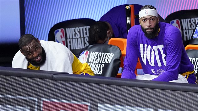 LeBron James (vlevo) a Anthony Davis z LA Lakers si z laviky uvaj utkn s Denverem.