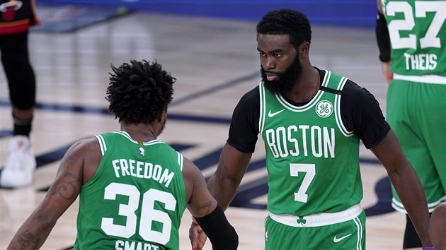 Marcus Smart (36) a Jaylen Brown (7) z Bostonu se raduj.