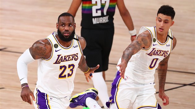 LeBron James (23) a Kyle Kuzma (0) se chvl za povedenou akci LA Lakers.