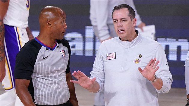 Frank Vogel (vpravo), hlavn kou LA Lakers, se pe s rozhodm Marcem Davisem.