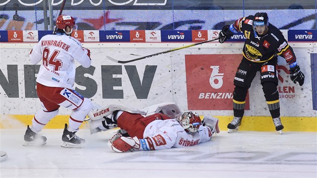 Třinecký brankář Jakub Štěpánek leží na ledě, srazil se s litvínovským Martinem Látalem a musel střídat.