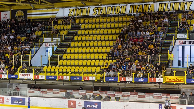 Momentka z extraligového zápasu v Litvínově. Prázdné sedačky oddělují sektory na tribuně.