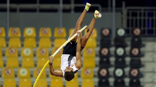 Armand Duplantis stoup k lace na stadionu v Dauh.