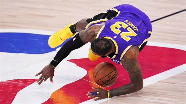 LeBron James z Los Angeles Lakers pad bhem druhho poloasu ptho utkn proti Denver Nuggets.