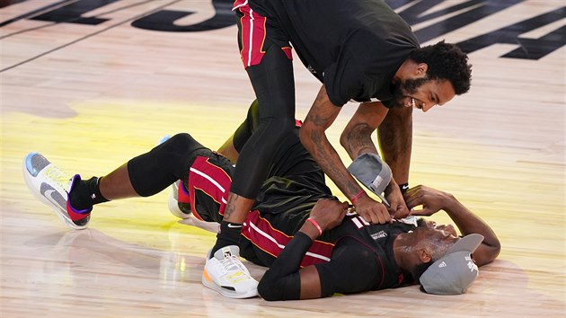 Bam Adebayo (dole) a Derrick Jones Jr. oslavuj postup Miami do finle NBA.