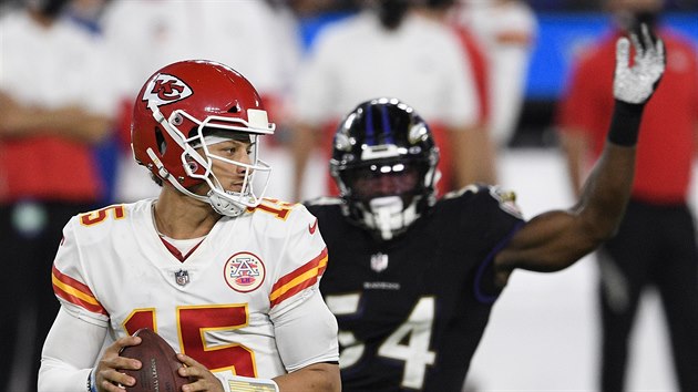 Patrick Mahomes (15) z Kansas City Chiefs pod tlakem Tyuse Bowsera (54) z Baltimore Ravens.