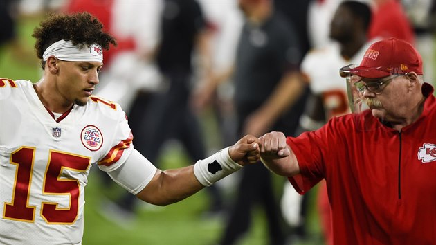 Patrick Mahomes (15) a trenr Andy Reid slav vhru Kansas City Chiefs.