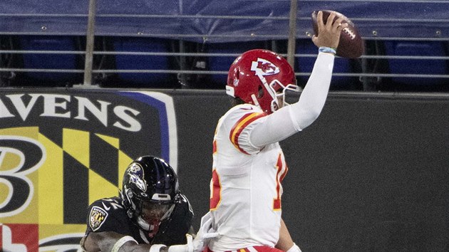 Patrick Mahomes (15) z Kansas City Chiefs obeel DeShona Elliotta z Baltimore Ravens.