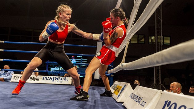 Fabiana Bytyqi (vlevo) a Claudia Ferencziov v souboji na Galaveeru profesionlnho boxu Boxing Live v st nad Labem