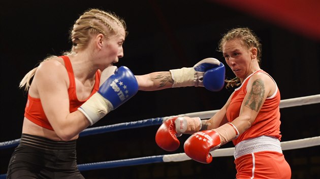 Galaveer boxu v st nad Labem: Fabina Bytyqi (vlevo) porazila ve vze do 50,8 kg Slovenku Claudii Ferencziovou.