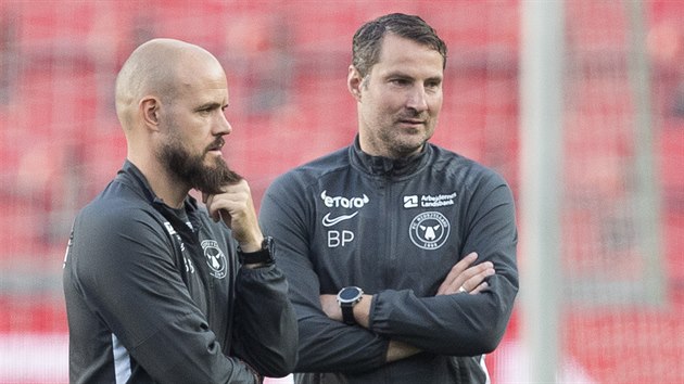 Brian Priske (vpravo), kou fotbalist Midtjyllandu, bhem pedzápasového...