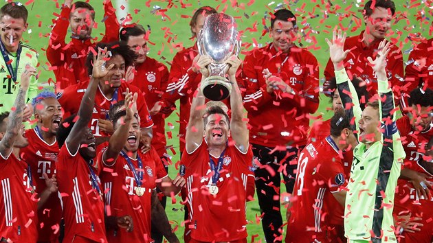 Fotbalist Bayernu Mnichov v ele s Robertem Lewandowskm (uprosted) oslavuj triumf v Superpohru.