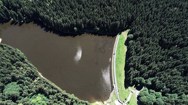 Vodn dlo Marinsk Lzn. Pvodn zdn hrz z roku 1896 je ukryta v zemn sti