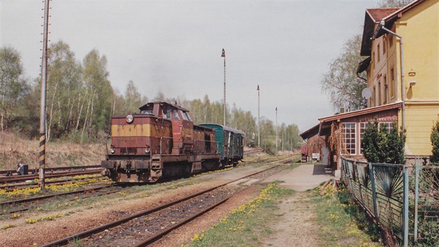 Lokomotiva 735.276-8 v ele manipulanho vlaku Mn 88813 ve stanici Tn nad Vltavou, 3. 5. 1997
