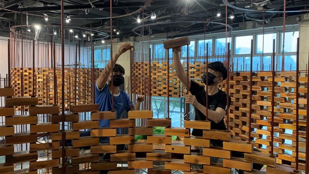 Hlavní konstrukci těchto objektů tvoří dřevěné bloky připomínající tradiční cihly ze severního Vietnamu.