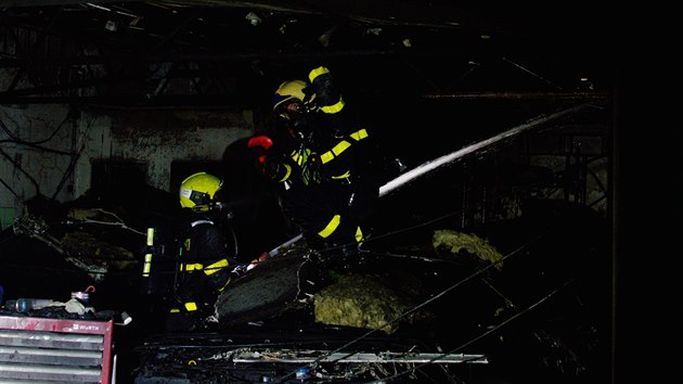 Hasiči ve čtvrtek večer zasahovali u požáru autodílny v Ostravě-Přívoze.