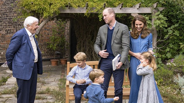Přírodovědec David Attenborough, princ William, vévodkyně Kate a jejich děti princ George, princ Louis a princezna Charlotte v zahradě Kensingtonského paláce (Londýn, 24. září 2020)