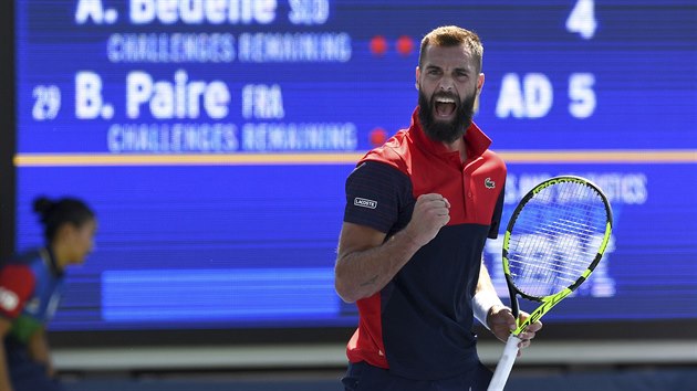 Francouz Benoit Paire slaví zisk bodu ve druhém kole US Open.