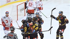 Litvínovtí hokejisté slaví gól Jana otky proti Tinci.