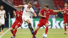 Luuk de Jong (uprosted) ze Sevilly bojuje proti dvojici Joshua Kimmich (vlevo)...