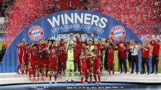 Pohár pro vítěze Superpoháru drží brankář Manuel Neuer, okolo něho křepčí celý...
