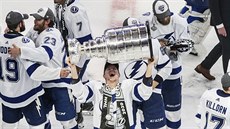 Hokejisté Tampy se radují z trofeje, slavný Stanley Cup zvedá útočník Ondřej...