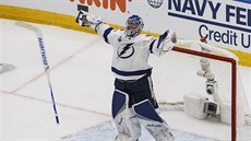 HOTOVO. Branká Andrej Vasilevskij z Tampy si uívá triumf ve Stanley Cupu.