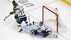 Andrej Vasilevskij aruje v brance Tampy. Nepekonal ho ani Jamie Benn (vlevo).