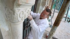 Restaurátoi pracují na pilastrových sloupcích pravoslavného chrámu sv. Olgy ve...