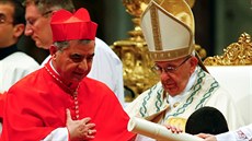 Kardinál Giovanni Angelo Becciu (vlevo) s papeem Frantikem (28. ervna 2018)