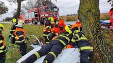 Na Chrudimsku auto zejm dostalo smyk a narazilo do stromu. (26. záí 2020)