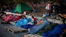 Migranti spí poblí znieného tábora Moria na eckém ostrov Lesbos. (13. záí...