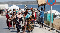 Migranti poblí znieného tábora Moria na eckém ostrov Lesbos. (22. záí 2020)