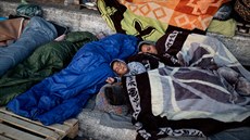Migranti spí poblí znieného tábora Moria na eckém ostrov Lesbos. (13. záí...